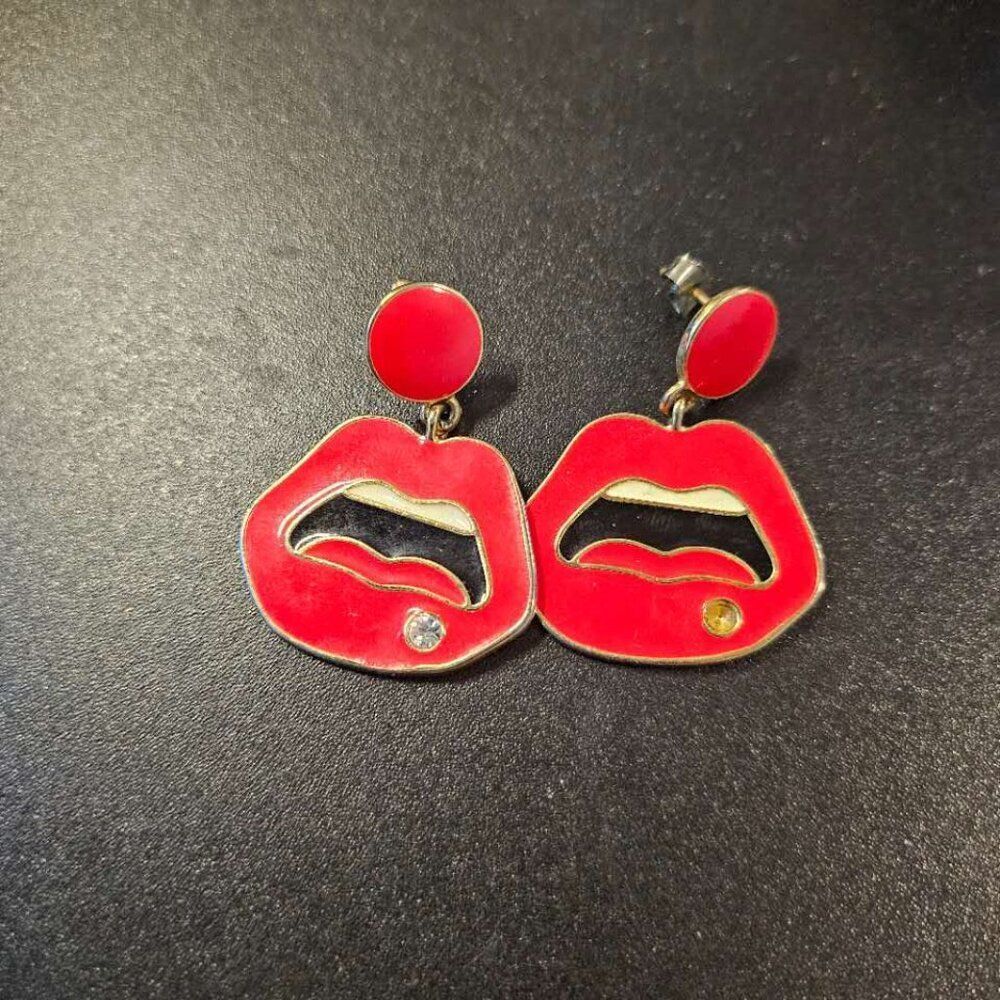 CHUU Korean Bold Red Lips Statement Earrings – Pop Art Style with Crystal Detail